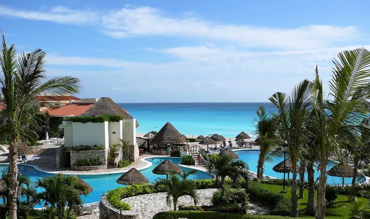 grand-park-royal-cancun-mexico-formerly-hyatt-regency-hotel-straw-roof-huts-swimming-pool-palm-trees_t20_oE6r3e